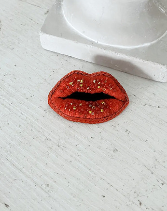 Broszka USTA 6 ręcznie haftowana przypinka koraliki, HAART