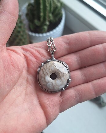 Koral - wisiorek, po drugiej stronie lustra