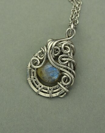 Mały wisiorek niebieski labradoryt wire wrapping, Agata Rozanska