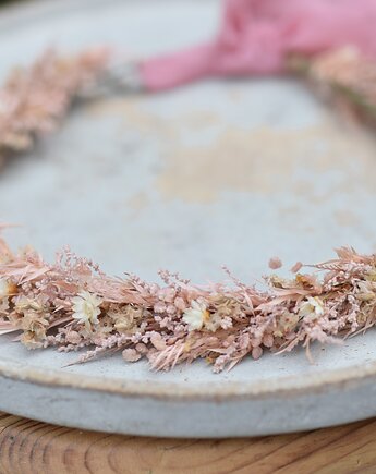 Różowo - beżowy  komunijny wianek na głowę z stabilizowanych kwiatów, Projekt wianki