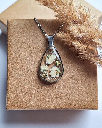 Naszyjnik z żywicy łezka srebrny kwiaty białej gipsówki, Kwiat Paproci