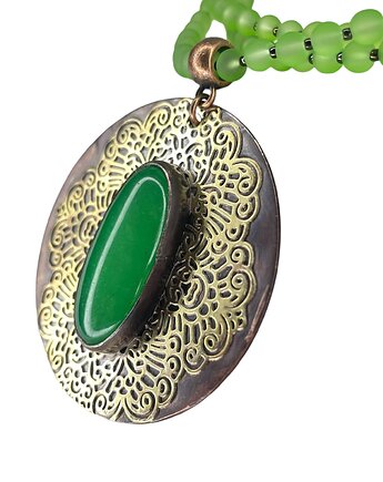 Okrągły wisior z zielonym jadeitem na ażurowym tle, Artseko