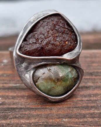 Surowy z zielonym - pierścionek regulowany, po drugiej stronie lustra