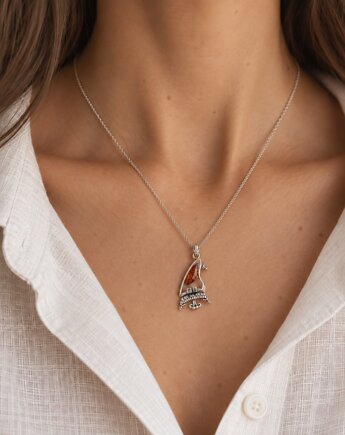 Elegancki Wisiorek z Bursztynu Bałtyckiego z Motywem Fortepianu, Amber Charm
