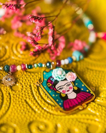 Długi naszyjnik z naturalnych kamieni z medalionem z wizerunkiem Fridy