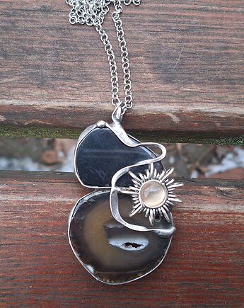 Słońce - wisiorek, po drugiej stronie lustra