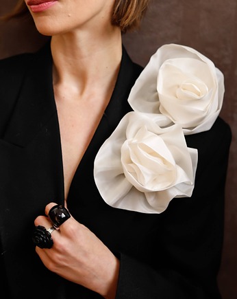 Zestaw jedwabnych broszek w korze kremowym, Celina Parysów