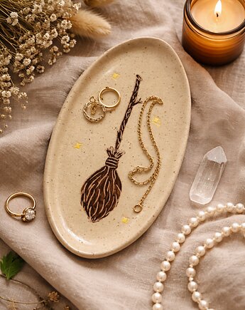 Ceramiczna podstawka z miotłą, dla czarownicy, Glina & Lina