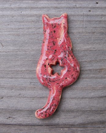 Ceramiczny magnes kot  czerwony z gwiazdką, Gliniana Koniczynka