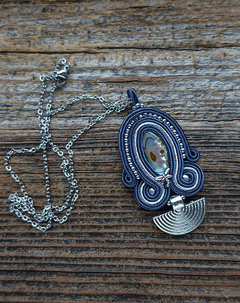 Granatowy  wisiorek soutache z muszlą paua, Mró Soutache