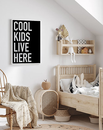 Czarny plakat z napisem "Cool kids live here", scandiposter