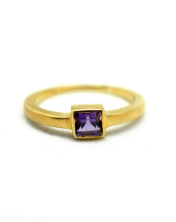 Złoty pierścionek z kwadratowym ametystem, Wierzbanowska
