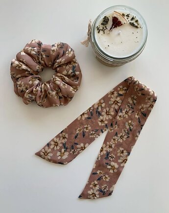 Scrunchie Cintia w jasnym odcieniu brązu z kwiatuszkami, Volie Line