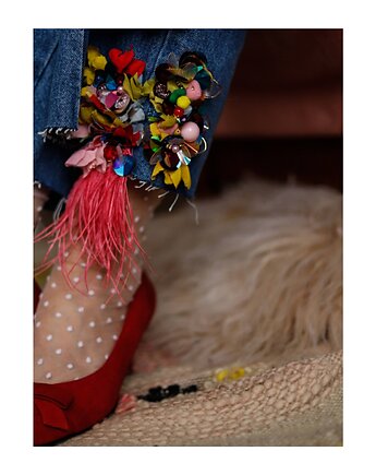 Cekinowa broszka z piórami, Celina Parysów