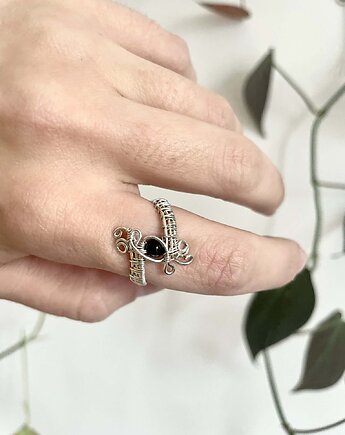 Elegancki pierścionek z miedzi srebrzonej z czarnym onyksem, wired.stories