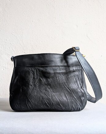 Czarna skórzana torebka listonoszka gnieciona skóra, Łagoda