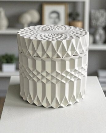 Świeca sojowa w naczyniu gipsowym SIMPLE WHITE,inspirowana La vie est belle, Oyka Candle