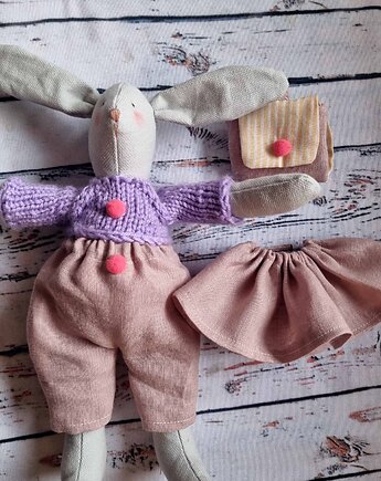 Przytulanka w sweterku z plecakiem i dwoma ubrankami, peppo