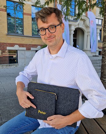 Etui na laptopa PERSONALIZACJA ciemnoszare żółty zamek i haft