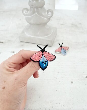 Broszka BZYK 7  ręcznie haftowana przypinka owady koraliki dzień kobiet, HAART