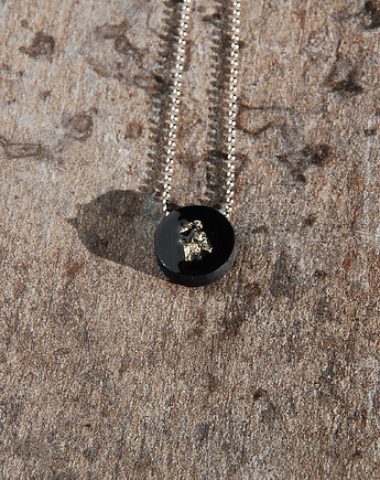 Naszyjnik z pirytem, Monopolka