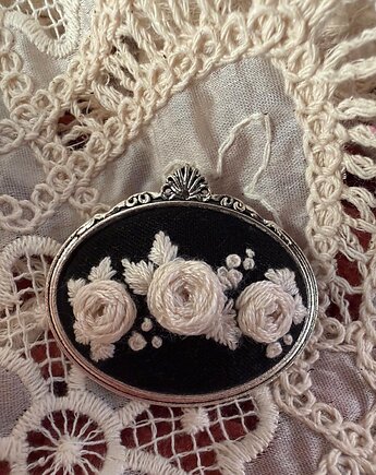 Ręcznie haftowana broszka "Bukiet białych róż ", ReinerArt