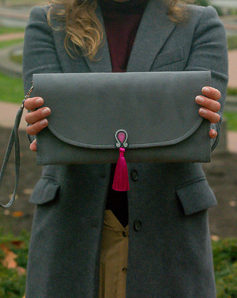 Szara torebka kopertówka z różowym chwostem, Soutacheria