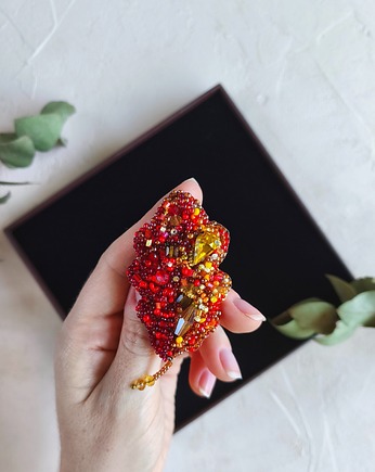 Broszka ręcznie haftowana Liść dębu, Prezent dla kobiety, Broszka koralikowa, EcoToysByNastya