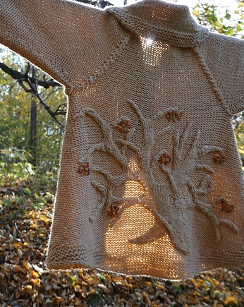 Beżowy wełniany sweter - płaszcz z bursztynowym drzewem, oversize, Strojownia