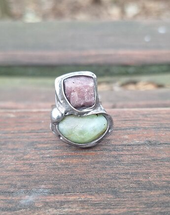 Rubin w towarzystwie - pierścionek regulowany, po drugiej stronie lustra