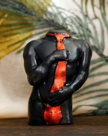 Rzeźba z gipsu figurka mężczyzny w czerwonym krawacie wys. 8,5 cm, JBJart Justyna Jaszke