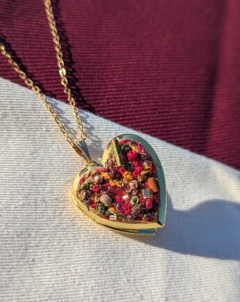 Naszyjnik - sekretnik ręcznie haftowany w kształcie serca, Papaya