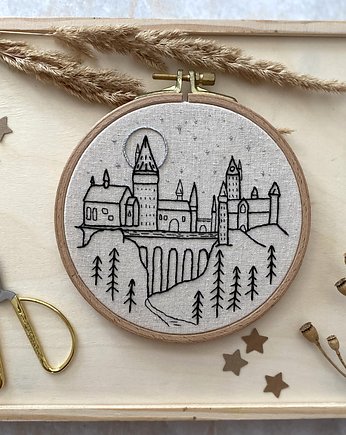 Ręcznie haftowany obrazek  Zamek Hogwart, MomoMabelHandembroidery