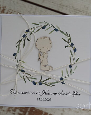 Białe eleganckie zaproszenia komunijne z personalizacją dla chłopca, sorte