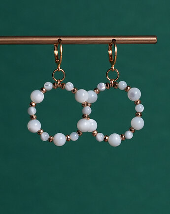 Białe kolczyki kółka z masy perłowej