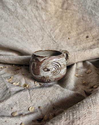 Słoń na szczęście, kubek ze słoniem, kubek sgraffito magiczny słoń biały, Fiona Ceramics