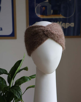 Puszysta opaska z przeplotem w ciepłym odcieniu brązu, fluffyknitt