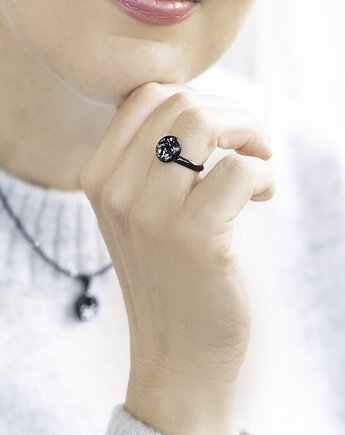 Biżuteria czarna z płatkami srebra z Kolekcji Notte, Slow Jewelry