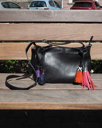 Czarna  skórzana listonoszka, Łagoda