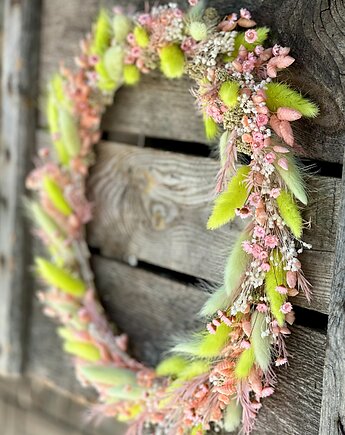 Wianek z naturalnych, suszonych roślin na metalowej obręczy, Rosa