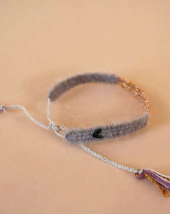 Włóczkowa bransoletka z błyszczącym środkiem i haftowanym serduszkiem, Słońcem Tkane