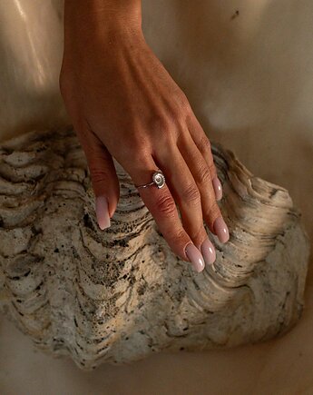 Srebrny pierścionek Fossil, w hand works