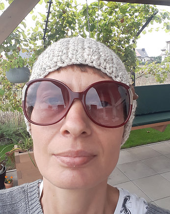 Czapka beżowy melanż wykonana na szydełku, Pracownia Użyteczności