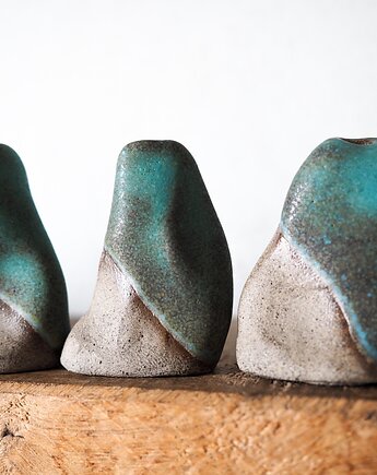Mały wazon turkusowo-szary, drobne sztuki