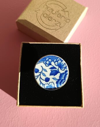 Pierścionek w kobaltowe kwiaty, biżuteria z talerzy