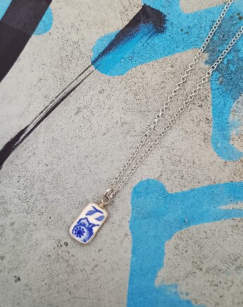 Naszyjnik z kobaltowym kwiatkiem, biżuteria z talerzy