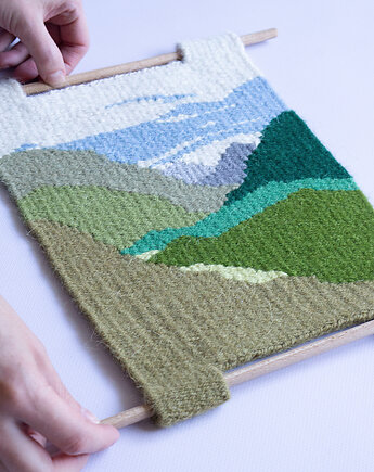 Wełniany kilim z motywem górskim w odcieniach zieleni, Natela Weawes