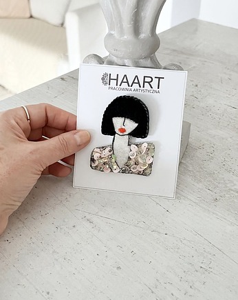 Broszka LADY 8 ręcznie haftowana przypinka, HAART