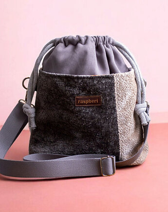 Szara listonoszka z kominem, raspberi