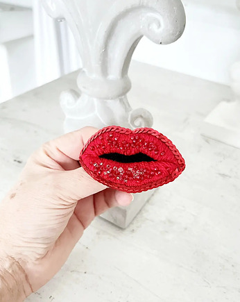 Broszka USTA 5 ręcznie haftowana przypinka koraliki, HAART